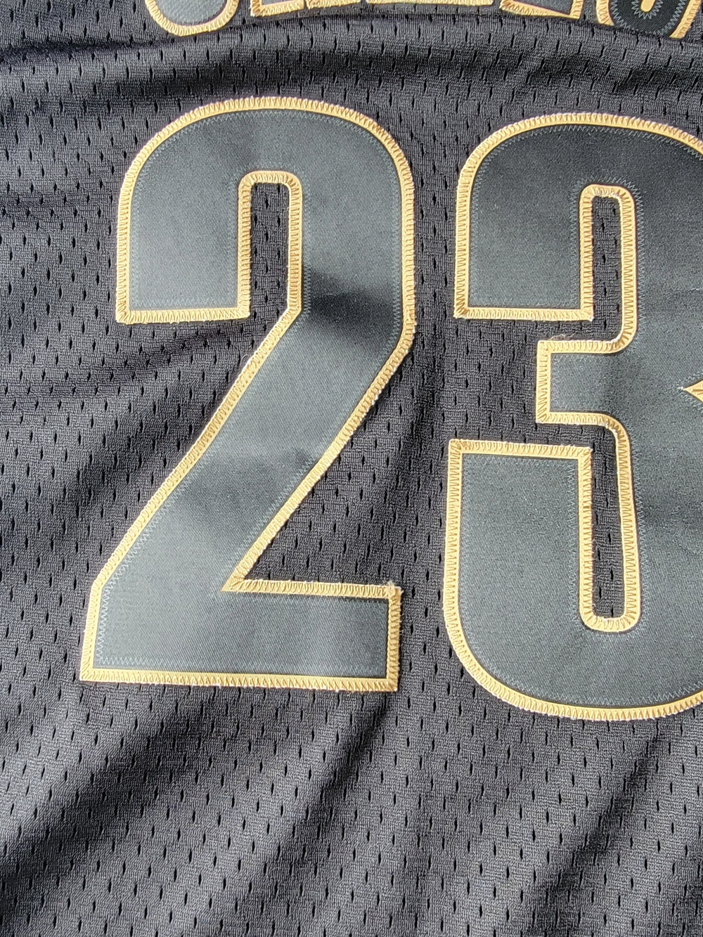RARE ! Adidas CAVS Lebron JAMES #23 Black Gold Jersey - Picture 5 of 16